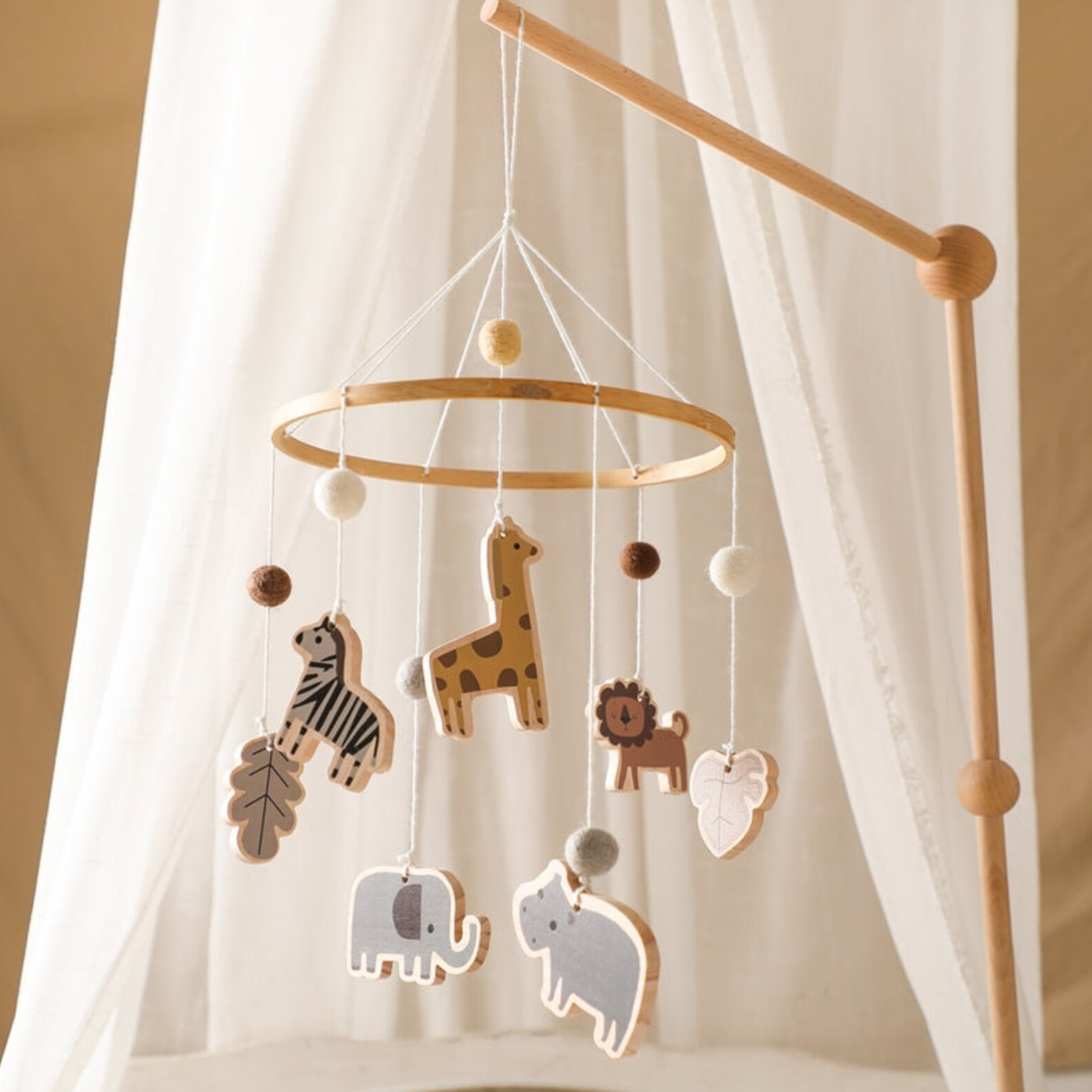 Safari mobiel met houten hangers