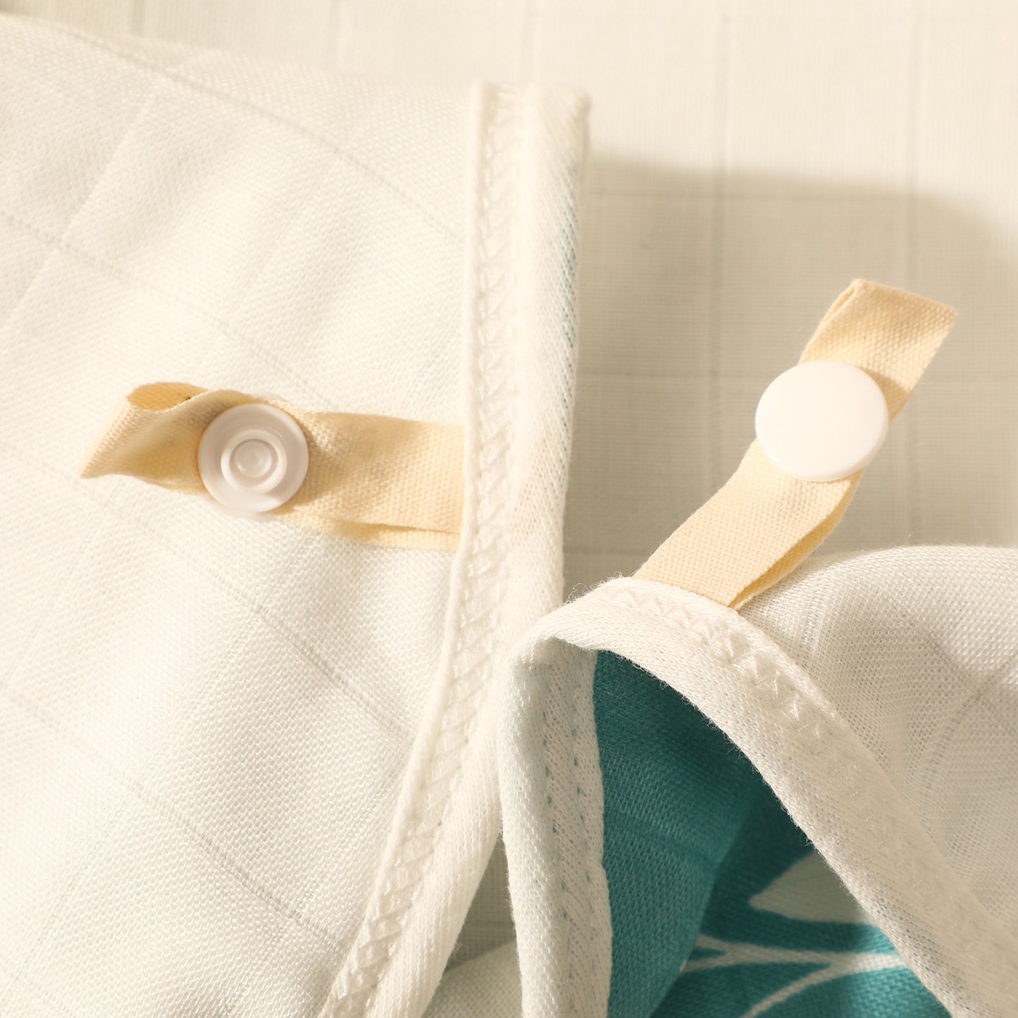 Schouderdoek met Flora Print detail van knoopjes