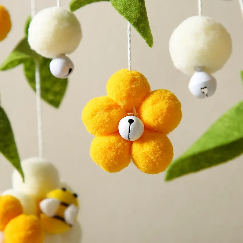 Mobiel met Gele Bijen en Bloemen vilten bloem met bel close up