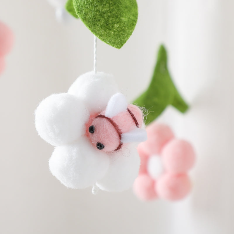 Mobiel met Roze Bijen en Bloemen close up vilten bij