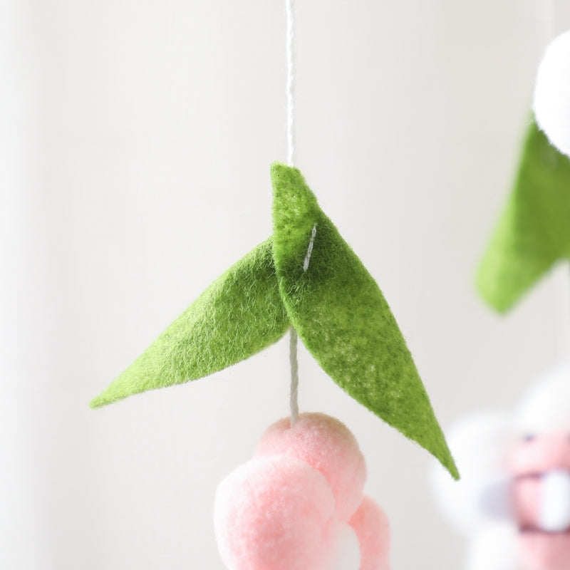 Mobiel met Roze Bijen en Bloemen vilten groene blaadjes