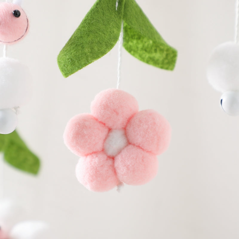Mobiel met Roze Bijen en Bloemen close up roze bloemen