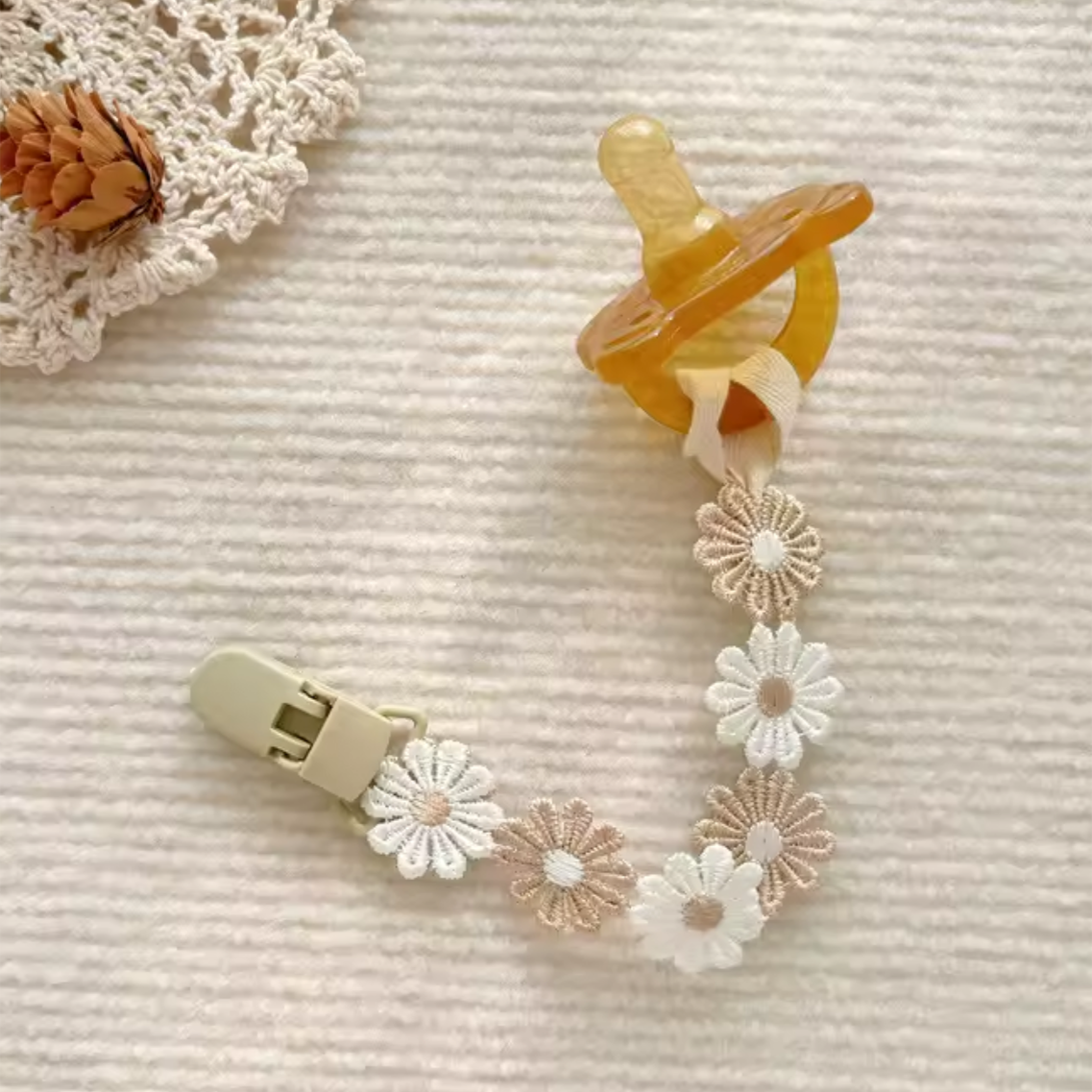 Speenclip 'Beige Daisy' sfeer
