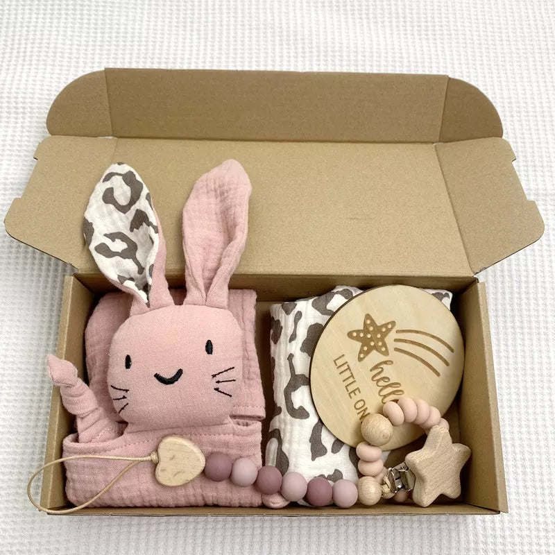 baby gift box met knuffeldoek en slabbetje